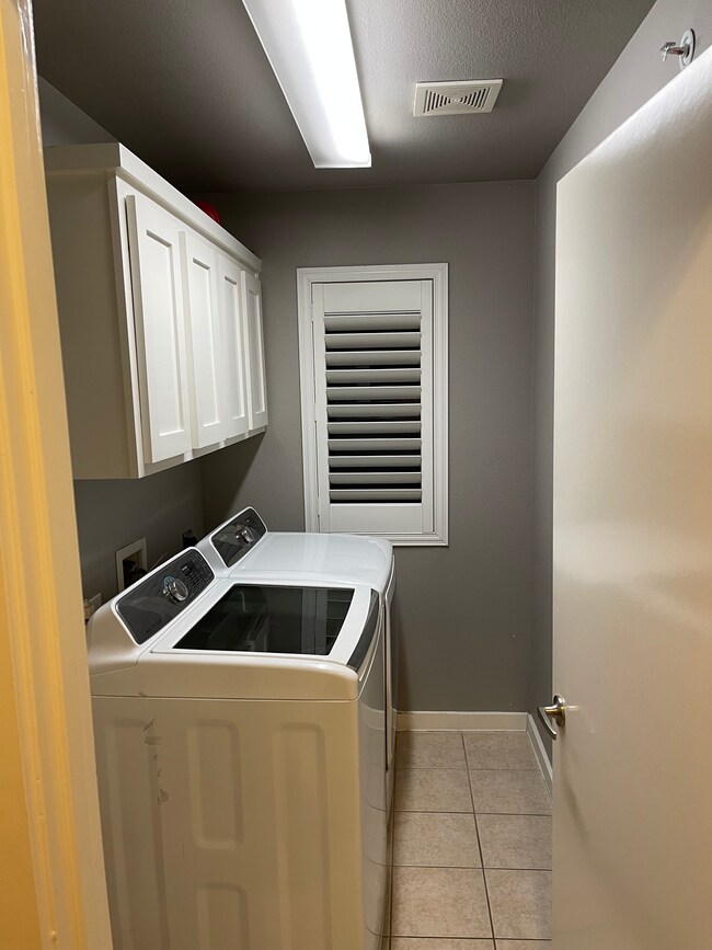 Building Photo - 3320 Douglas Ave