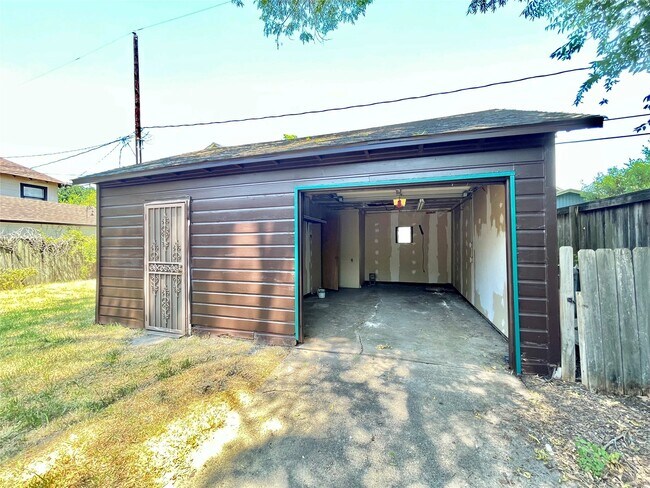 Building Photo - 831 Pizer St