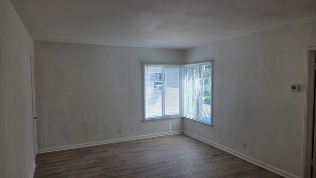 Building Photo - 4135 W Toluca Lake Ave