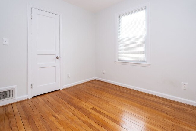 Building Photo - Spacious Starter home with full basement and parking