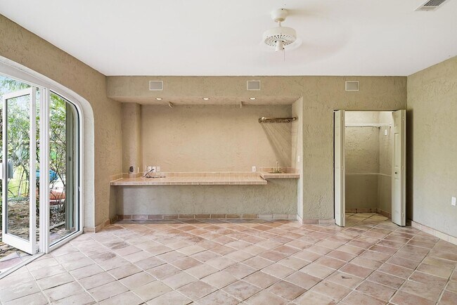 Building Photo - 6204 Paradise Point Dr