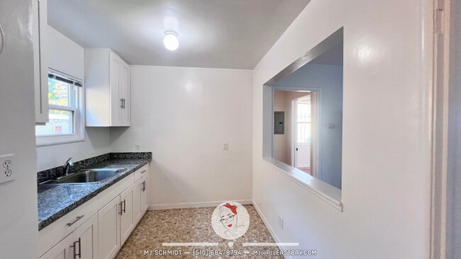 Building Photo - Remodeled 1 bedroom with hardwood flooring and spacious modern kitchen with new appliances!