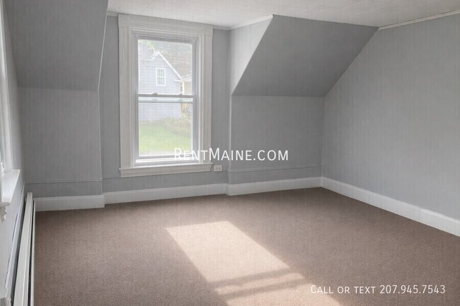 Building Photo - 496 Main St