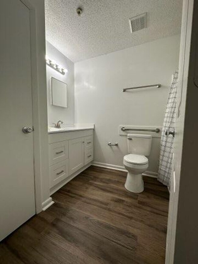 Building Photo - Two Bedroom Apartment