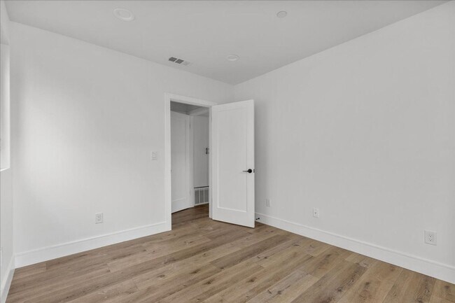 Building Photo - 860 N Hudson Ave