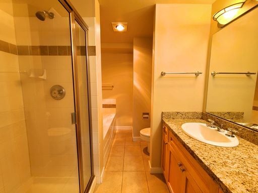 Building Photo - Stunning Three Level Townhome in Green Lak...