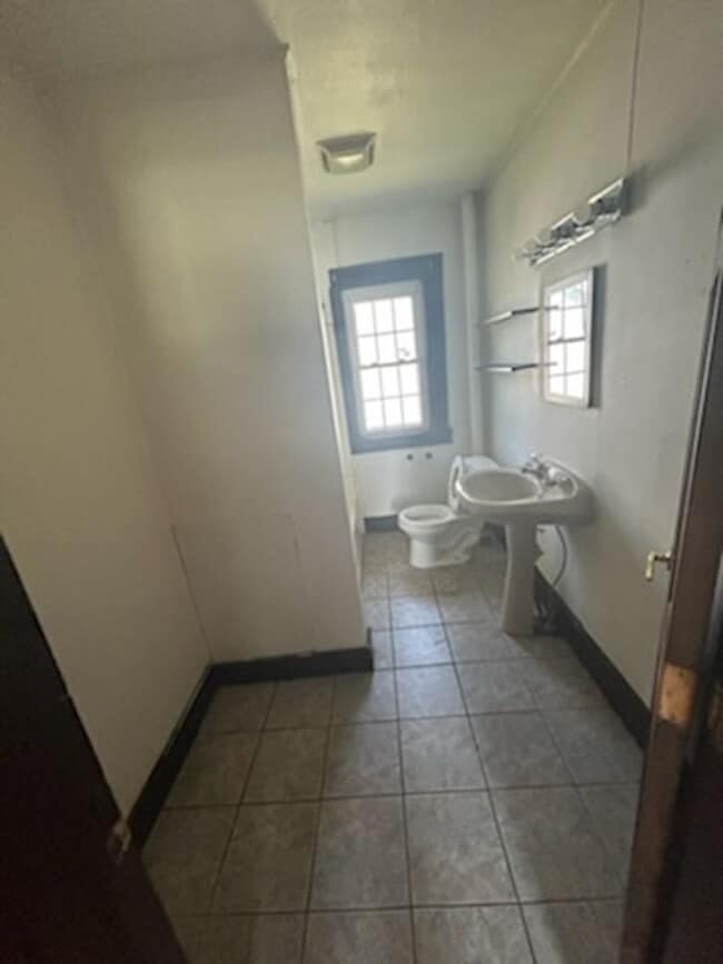 Building Photo - 2 bedroom and 1 bath