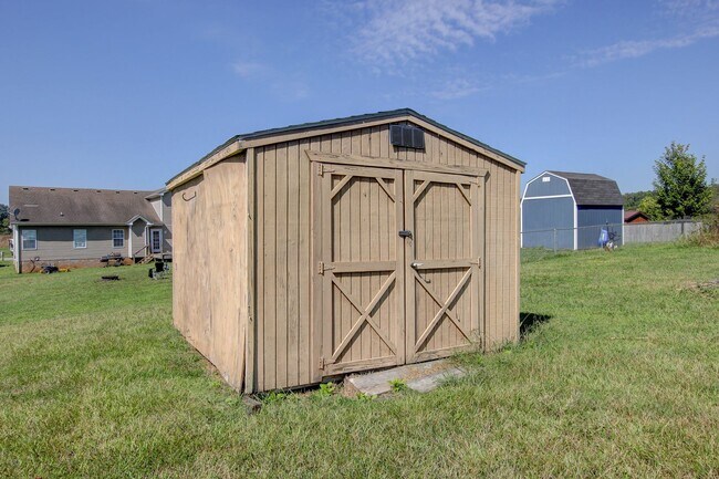 Building Photo - Country living.  City Driving.