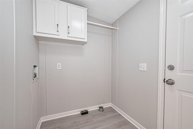 Building Photo - 8856 Greenwood Dr
