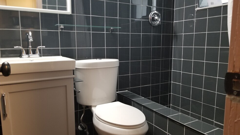 Building Photo - 515 S 20th Ave