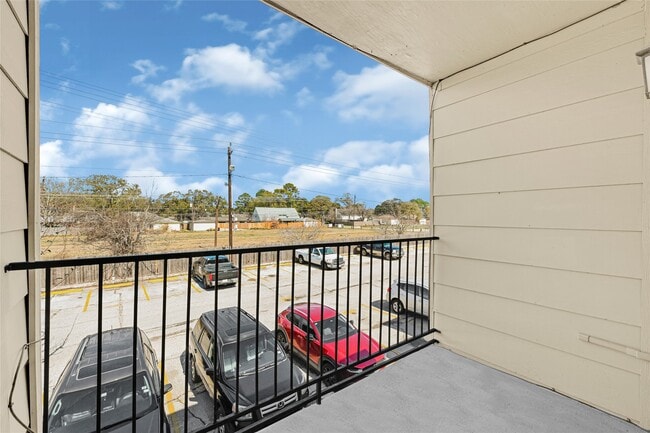 Building Photo - 8100 Creekbend Dr