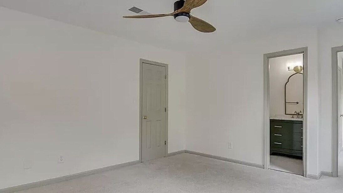 Upstairs bedroom with ensuite - 94 Bristlecone Ln