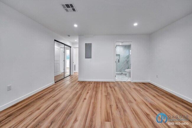 Building Photo - 11845 Hamlin St