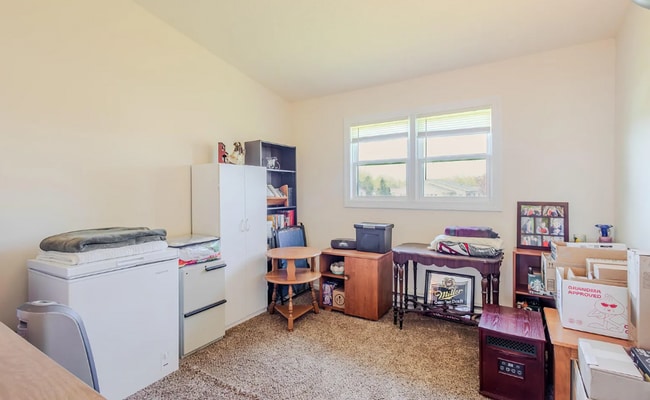 Building Photo - Spacious 3 Bedroom Apartment - AVAILABLE SEPTEMBER