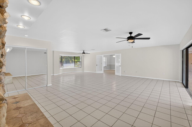 Building Photo - 10157 La Reina Rd