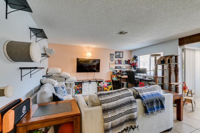 Building Photo - Cute and Cozy 2-bedroom 2-bathroom Townhom...