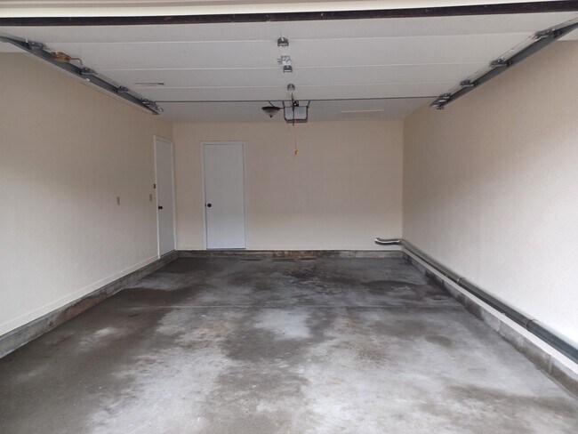 Building Photo - 582 Moull St