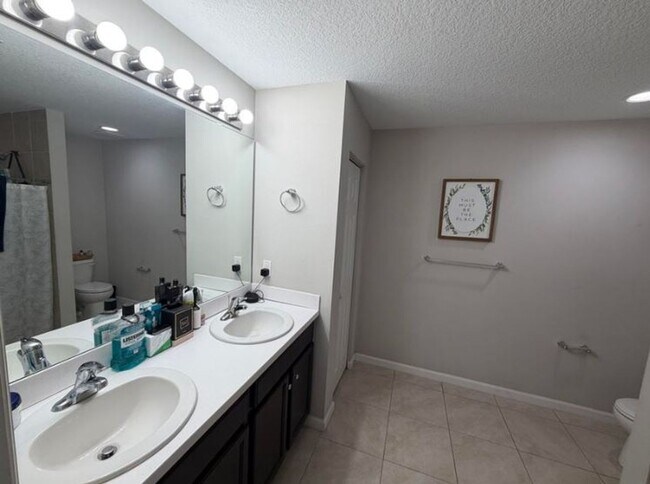 Building Photo - 4 bedroom 2 bath home in Port Saint Lucie