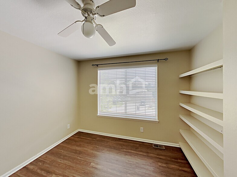 Building Photo - 5604 Spruce Ave
