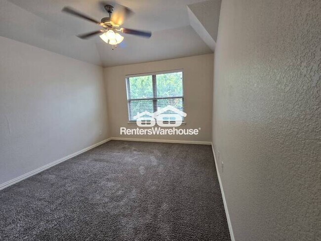 Building Photo - MOVE IN READY - Spacious 2-story townhouse...