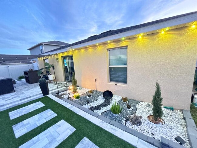 Building Photo - 279 Bergamot Lp