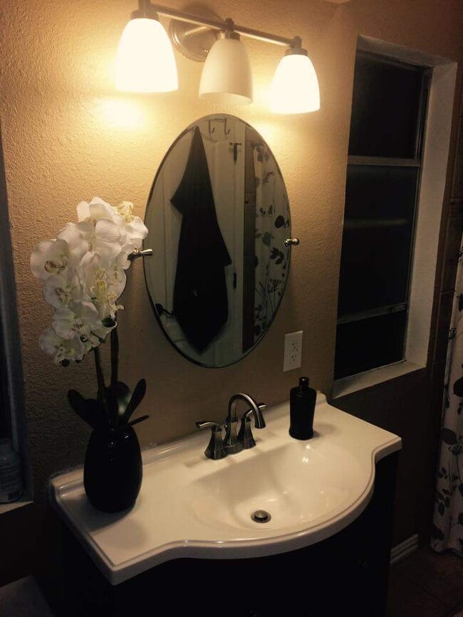 Building Photo - East El Paso 2 bed/1.5 Bath 1 car garage