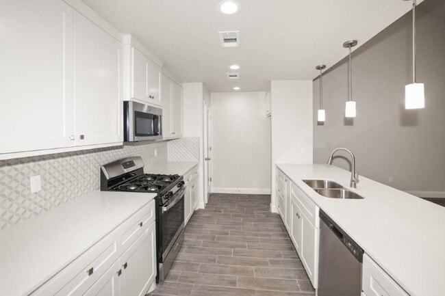 Building Photo - 7627 Woodford Ave