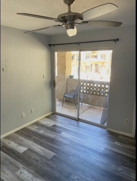 Building Photo - 1880 E Morten Ave