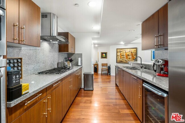 Building Photo - 13650 Marina Pointe Dr