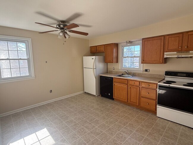 Building Photo - 355 W Broad St