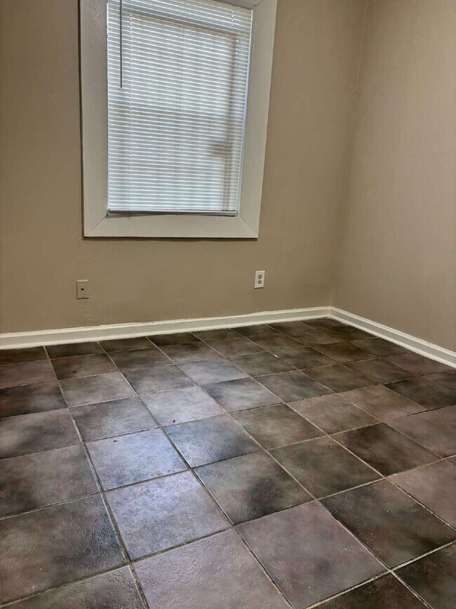 Building Photo - "Charming Living in Memphis: Cozy home with 1 Full Bath!"