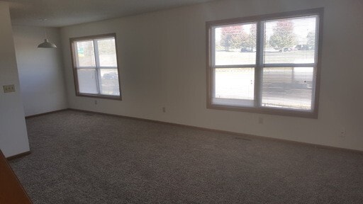 Building Photo - 3 Bed 2.5 Bath 2 Car Garage Split Duplex- ...