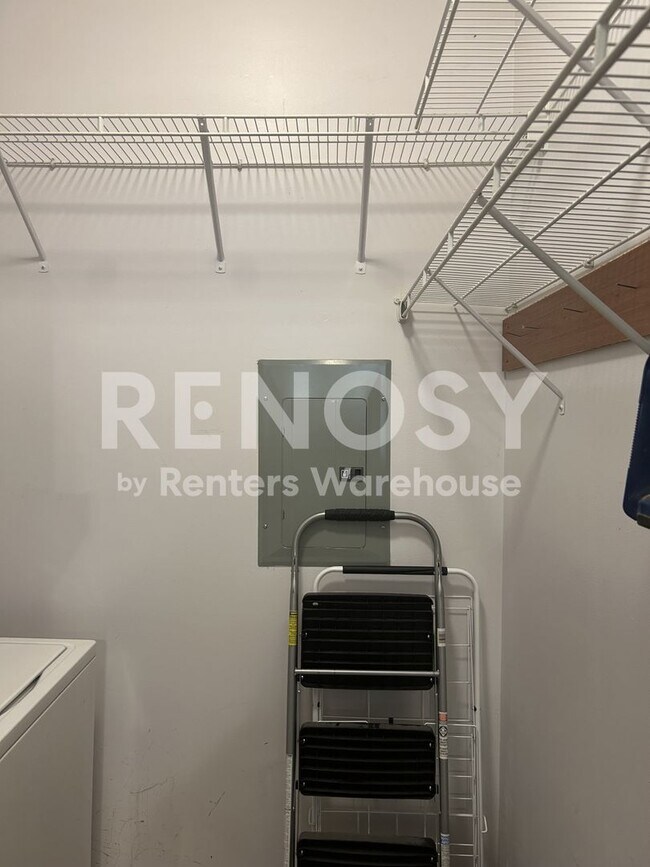 Building Photo - Perfectly located 2-bedroom 2 bath Condo