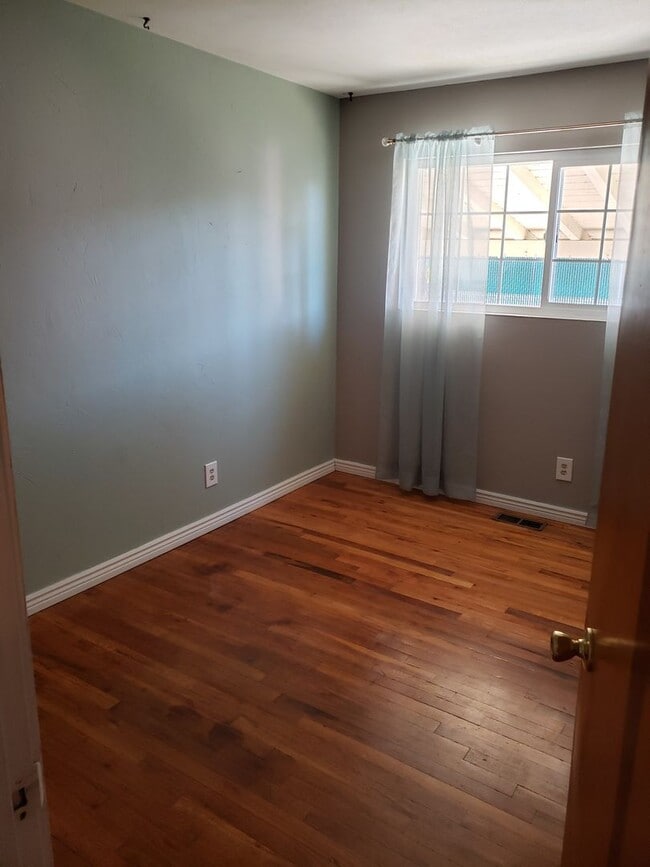 Building Photo - 3 bedroom 1 bath *****Great location!