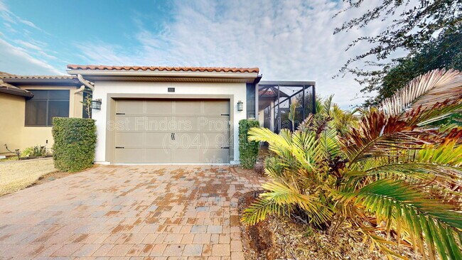 Building Photo - 628 Town Plaza Ave