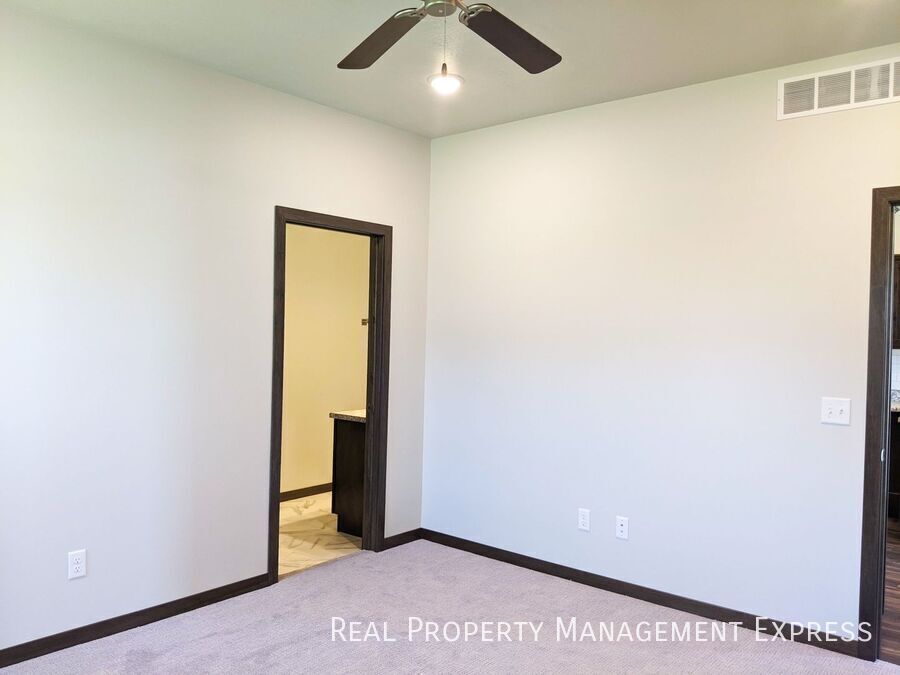 Building Photo - 2 Bedroom 2 Bathroom Townhome w/ Attached Garage