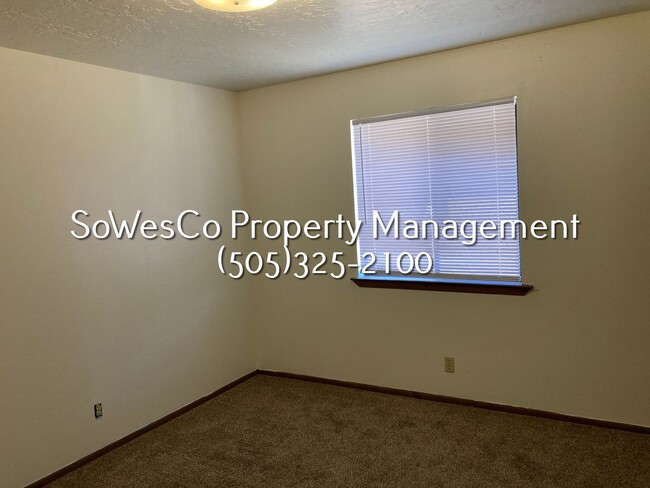 Building Photo - 2 bedroom 1.5 Bath with laundry hook ups