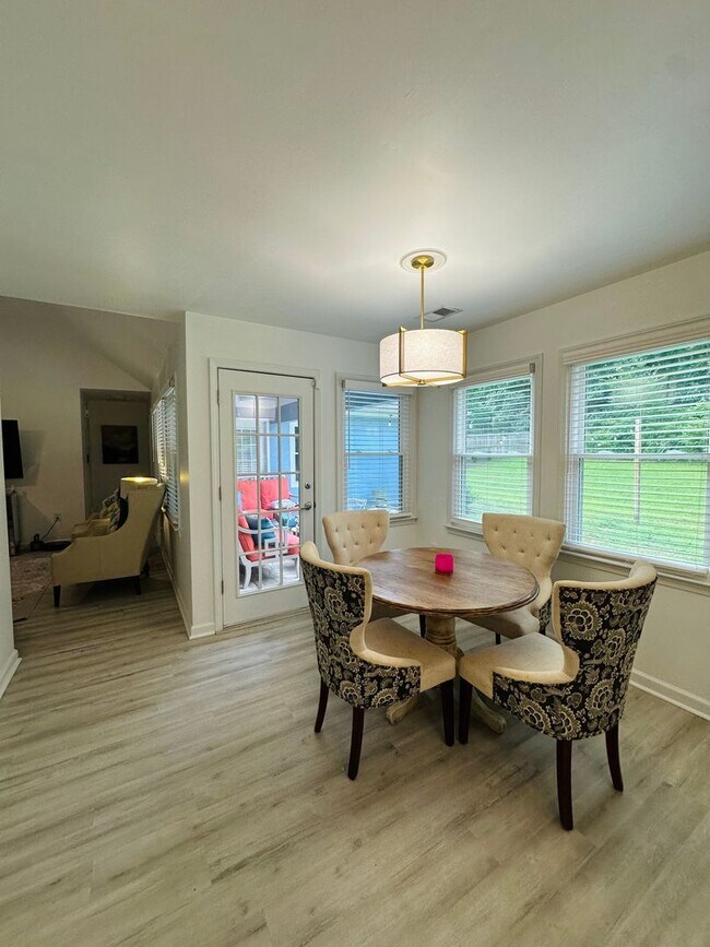 Building Photo - 103 Meadow Creek Dr