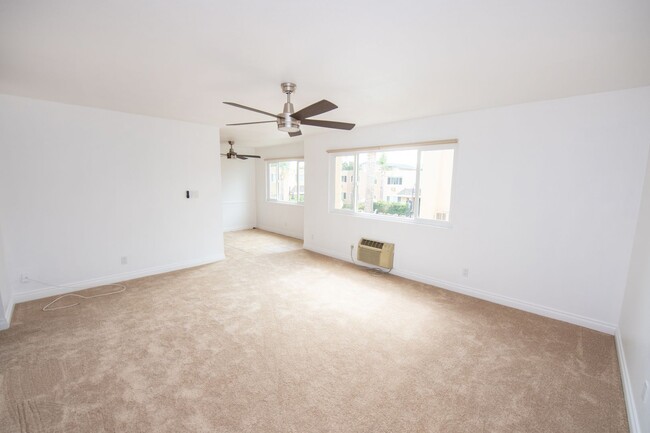 Building Photo - 2BR/1.5BA Condo! 2 parking spaces