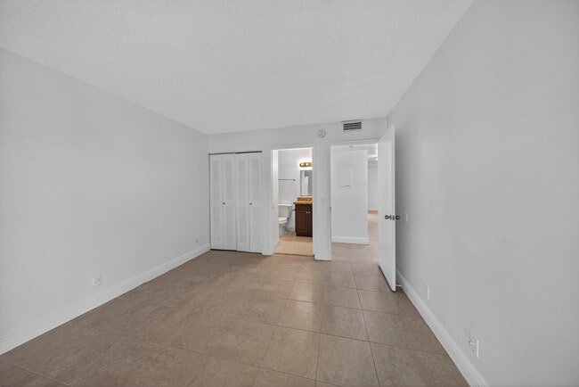 Building Photo - 913 Meadows Cir