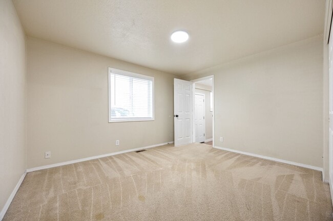 Building Photo - Spacious 5 bed/2 bath in SE Portland