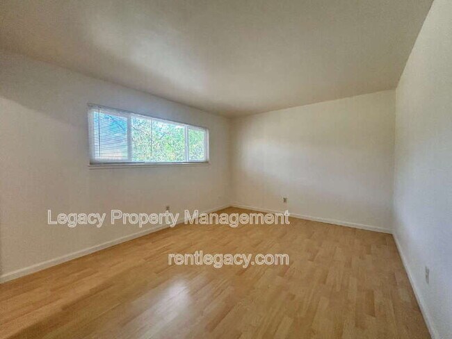 Building Photo - 4552 Ashcroft Ave