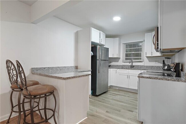 Building Photo - 1847 Elmwood Dr