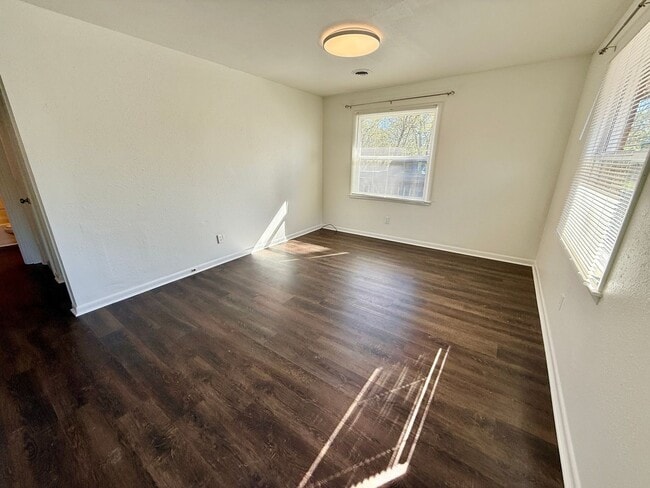 Building Photo - 2 Bedroom Madison Duplex w/ Fenced Yard $1300