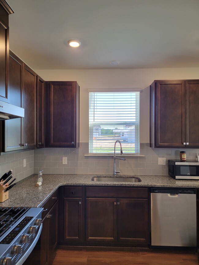 Building Photo - 645 Thomas Gage Dr