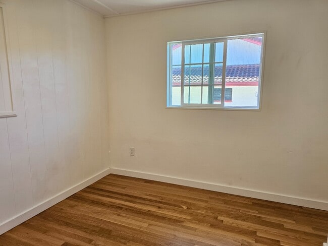 Building Photo - 3-Beds, 1.5-Bath Apartment with One tandem driveway parking space.