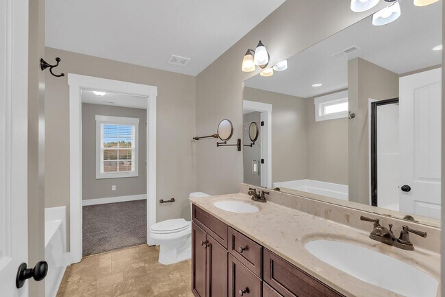 Building Photo - Large home in Swansboro School District