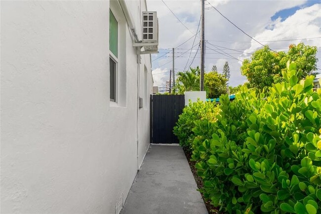 Building Photo - 2724 SW 34th Ct