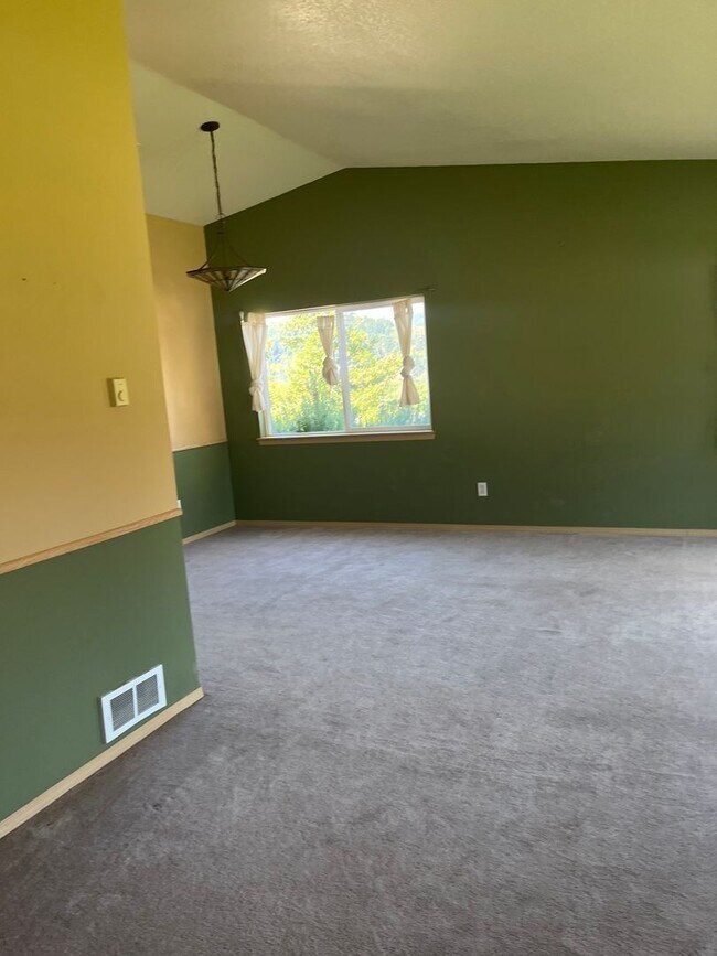 Building Photo - Large 3 bed/2 bath single family home