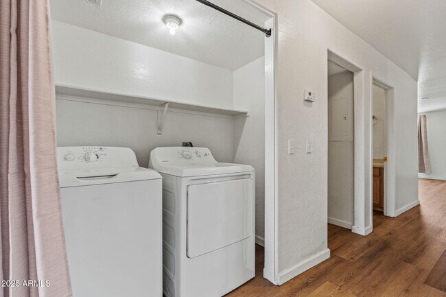Building Photo - 535 W 9th St